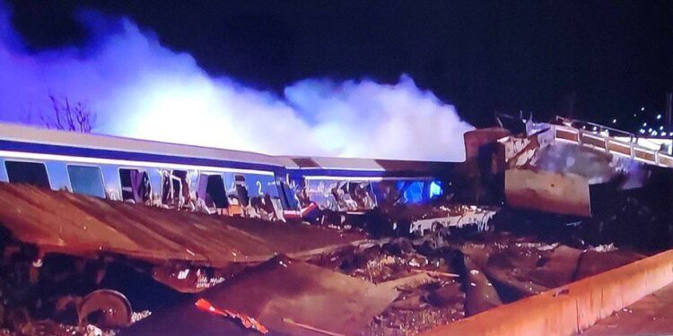 Dos trenes chocan y se incendian en el centro de Grecia. Foto Twitter