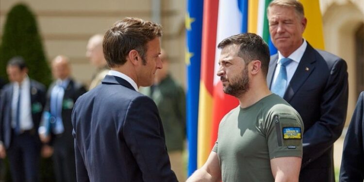 El presidente francés, Emmanuel Macron, y el presidente de Ucrania, Volodymyr Zelensky. Foto agencias.