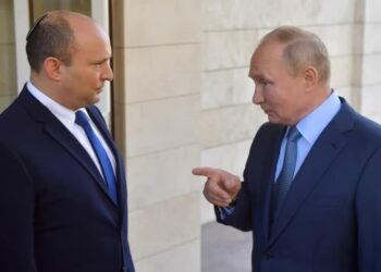 El presidente ruso, Vladimir Putin, habla con el primer ministro israelí, Naftali Bennett, durante su reunión en Sochi, Rusia, el 22 de octubre de 2021. Sputnik Evgeny Biyatov Kremlin vía REUTERS