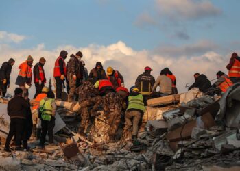 Hatay (Turkey), 10/02/2023.- Rescue team members carry a body from a collapsed building after a powerful earthquake in Hatay, Turkey, 10 February 2023. Over 22,000 people were killed and thousands more were injured after two major earthquakes struck southern Turkey and northern Syria on 06 February. Authorities fear the death toll will keep climbing as rescuers look for survivors across the region. (Terremoto/sismo, Siria, Turquía, Estados Unidos) EFE/EPA/ERDEM SAHIN