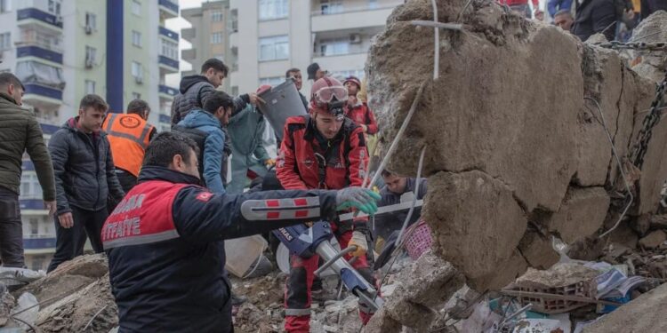 Los equipos de rescate buscan víctimas y supervivientes entre los escombros de un edificio que se derrumbó en Adana el 6 de febrero de 2023. (Foto de Can EROK AFP)