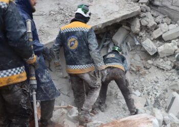 Los rescatistas buscan sobrevivientes bajo los escombros, luego de un terremoto, en Al Atarib, Siria.
