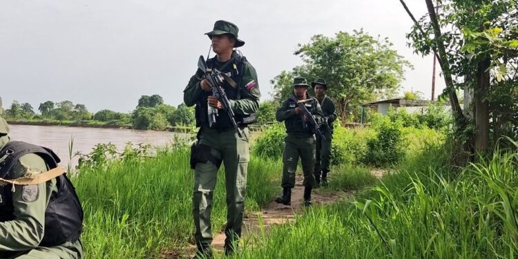 Militares venezolanos en la frontera en la limpieza del territorio de grupos armados irregulares. Foto Infobae