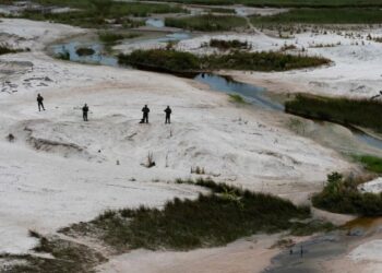 Militares venezolanos patrullan el Parque Nacional de Yapacana en diciembre de 2022.