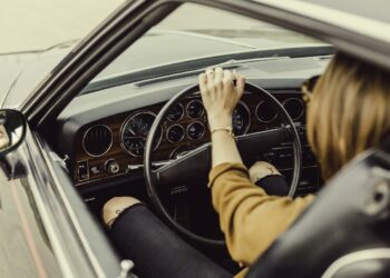 Mujer, automóvil. Foto de archivo.