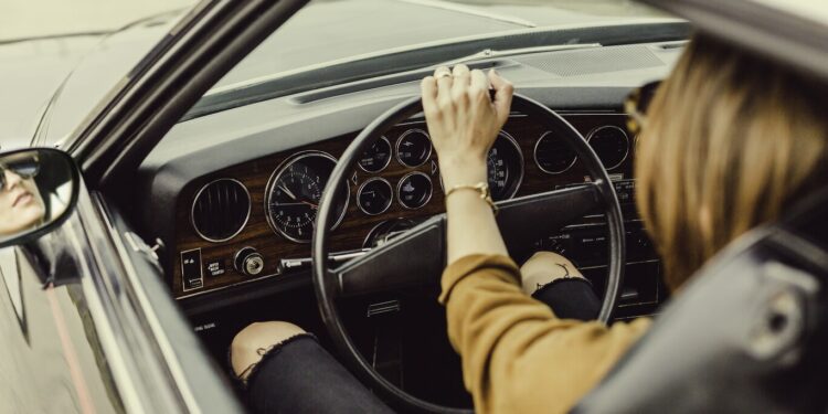 Mujer, automóvil. Foto de archivo.