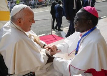 El papa Francisco habla con un clérigo mientras se reúne con sacerdotes, diáconos, consagrados y seminaristas en la Catedral de Santa Teresa durante su viaje apostólico, en Juba, Sudán del Sur, 4 de febrero de 2023. Vatican Media/Handout via REUTERS