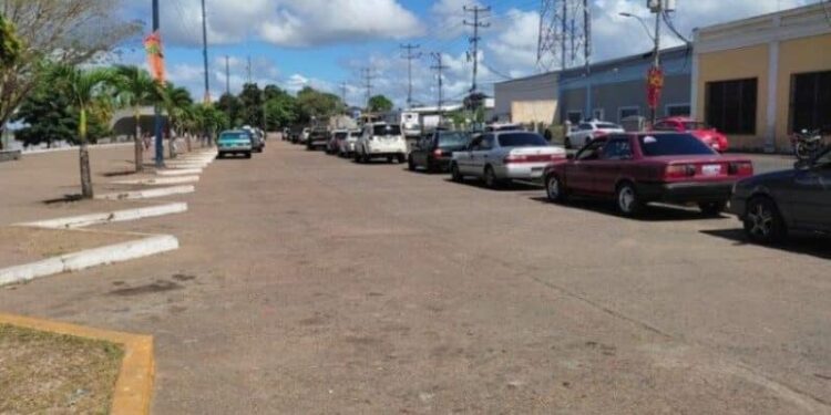 Tucupita, estación de servicio. Foto Tane Tanae, Radio Fe y Alegría Noticias.