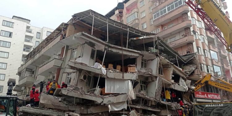 Diyarbakir (Turkey), 06/02/2023.- Emergency personnel search for victims at the site of a collapsed building after a powerful earthquake in Diyarbakir, southeast of Turkey, 06 February 2023. According to the US Geological Service, an earthquake with a preliminary magnitude of 7.8 struck southern Turkey close to the Syrian border. The earthquake caused buildings to collapse and sent shockwaves over northwest Syria, Cyprus, and Lebanon. 284 people were confirmed dead and more than 2,000 have been injured in Turkey, Turkish vice president said. (Terremoto/sismo, Chipre, Líbano, Siria, Turquía) EFE/EPA/DENIZ TEKIN