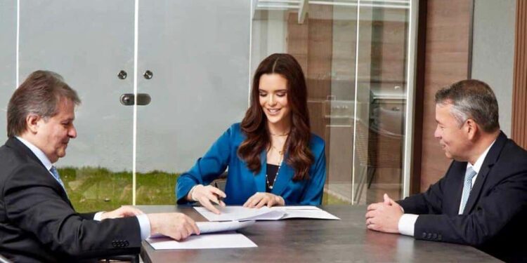 Durante la firma, el Presidente Ejecutivo de Bancamiga, Ariel José Martínez, Amanda Dudamel y el Presidente de la Junta Directiva de Bancamiga, Carmelo De Grazia.