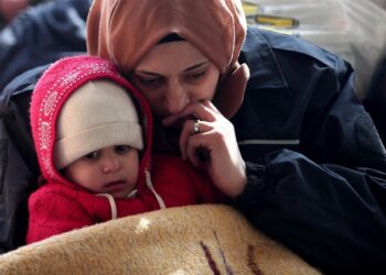 Kahramanmaras (Turkey), 08/02/2023.- A woman with her baby waits for a bus at the Elbistan bus station in the aftermath of a major earthquake in the Elbistan district of Kahramanmaras, southeastern Turkey, 08 February 2023. More than 11,000 people have died and thousands more are injured after two major earthquakes struck southern Turkey and northern Syria on 06 February. Authorities fear the death toll will keep climbing as rescuers look for survivors across the region. (Terremoto/sismo, Siria, Turquía, Estados Unidos) EFE/EPA/SEDAT SUNA