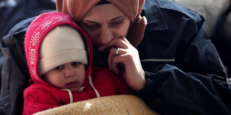 Kahramanmaras (Turkey), 08/02/2023.- A woman with her baby waits for a bus at the Elbistan bus station in the aftermath of a major earthquake in the Elbistan district of Kahramanmaras, southeastern Turkey, 08 February 2023. More than 11,000 people have died and thousands more are injured after two major earthquakes struck southern Turkey and northern Syria on 06 February. Authorities fear the death toll will keep climbing as rescuers look for survivors across the region. (Terremoto/sismo, Siria, Turquía, Estados Unidos) EFE/EPA/SEDAT SUNA