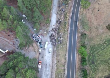 AME4787. GUALACA (PANAMÁ), 15/02/2023.- Fotografía aérea cedida hoy por Noticias Chiricanas del autóbus que cayó de un precipicio la madrugada de este miércoles en el área de Gualaca, en el occidente de Panamá. Al menos 39 personas murieron y más de 20 resultaron heridas del autobús que "transportaba personas migrantes en tránsito por el istmo, desde las estaciones temporales de recepción migratoria en Darién", frontera con Colombia, y sufrió "un accidente camino a la estación de Los Planes de Gualaca, en la provincia de Chiriquí", limítrofe con Costa Rica. EFE/ Noticias Chiricanas SOLO USO EDITORIAL/NO VENTAS/SOLO DISPONIBLE PARA ILUSTRAR LA NOTICIA QUE ACOMPAÑA/CRÉDITO OBLIGATORIO/MÁXIMA CALIDAD DISPONIBLE