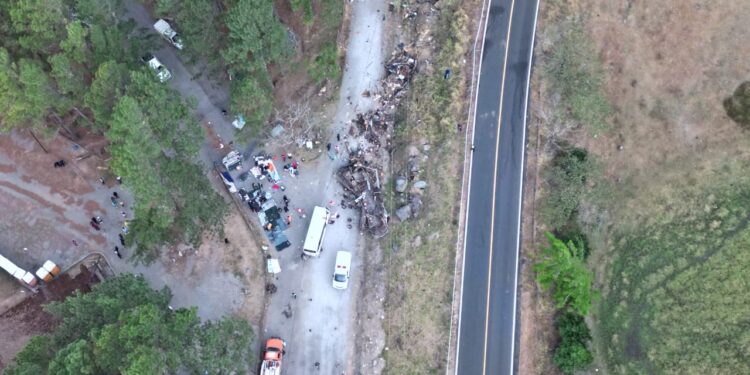 AME4787. GUALACA (PANAMÁ), 15/02/2023.- Fotografía aérea cedida hoy por Noticias Chiricanas del autóbus que cayó de un precipicio la madrugada de este miércoles en el área de Gualaca, en el occidente de Panamá. Al menos 39 personas murieron y más de 20 resultaron heridas del autobús que "transportaba personas migrantes en tránsito por el istmo, desde las estaciones temporales de recepción migratoria en Darién", frontera con Colombia, y sufrió "un accidente camino a la estación de Los Planes de Gualaca, en la provincia de Chiriquí", limítrofe con Costa Rica. EFE/ Noticias Chiricanas SOLO USO EDITORIAL/NO VENTAS/SOLO DISPONIBLE PARA ILUSTRAR LA NOTICIA QUE ACOMPAÑA/CRÉDITO OBLIGATORIO/MÁXIMA CALIDAD DISPONIBLE