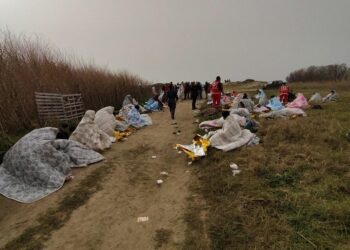 -FOTODELDIA- Cutro (ITALIA), 26/02/2023.- Los supervivientes llegaron a tierra tras un naufragio, en una playa cerca de Cutro, provincia de Crotone, sur de Italia, el 26 de febrero de 2023. Las autoridades italianas dijeron el 26 de febrero que se encontraron al menos 30 cadáveres en la playa y en el mar cerca de Crotone, en el sur de Italia. región de Calabria, después de que un barco que transportaba migrantes se hundiera en el mar embravecido cerca de la costa. Unas cuarenta personas sobrevivieron al accidente, agregaron los bomberos italianos. Las autoridades temen que aumente el número de muertos mientras los rescatistas buscan sobrevivientes. EFE/GIUSEPPE PIPITA