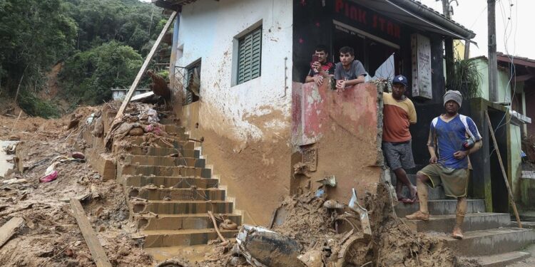 AME6320. SAO SEBASTIAO (BRASIL), 20/02/2023.- Fotografía de una zona afectada por las fuertes lluvias hoy, en el distrito de Juquehy, en la ciudad de Sao Sebastiao, en el litoral del estado de Sao Paulo (Brasil). Las autoridades brasileñas continúan este lunes las labores de búsqueda de al menos 40 personas tras el fuerte temporal de lluvias que azotó el litoral del estado de Sao Paulo el fin de semana y que deja hasta el momento 36 fallecidos. Más de 500 personas, entre policías, bomberos y miembros de las Fuerzas Armadas, están participando en el rescate e identificación de las víctimas de las intensas precipitaciones que han causado numerosos destrozos y 1.717 evacuados en varias localidades de la región. EFE/ Sebastião Moreira