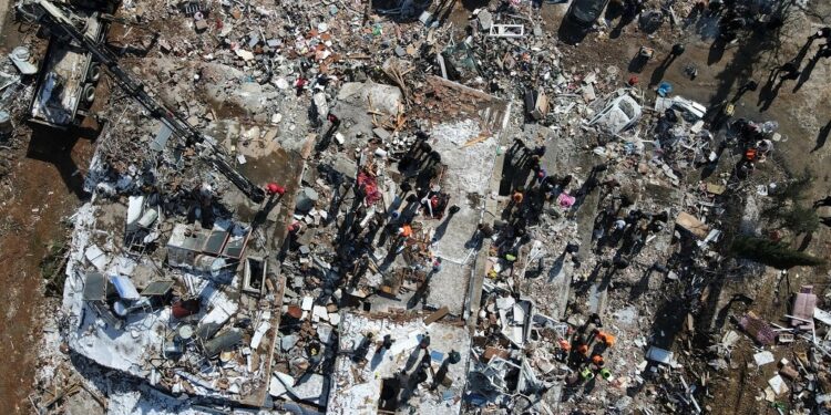 Besni (Turkey), 08/02/2023.- An aerial view taken with a drone shows a collapsed building as rescue works continue in the aftermath of a major earthquake in the Besni district of Adiyaman city, Turkey, 08 February 2023. More than 11,000 people have died and thousands more injured after two major earthquakes struck southern Turkey and northern Syria on 06 February. Authorities fear the death toll will keep climbing as rescuers look for survivors across the region. (Terremoto/sismo, Siria, Turquía, Estados Unidos) EFE/EPA/NECATI SAVAS