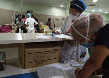 AME6845. MATURÍN (VENEZUELA), 29/12/2020.- Enfermeras atienden hoy a los enfermos  en el Hospital Universitario Manuel Núñez Tovar en Maturín, estado Monagas (Venezuela).EFE/RONNY RODRÍGUEZ