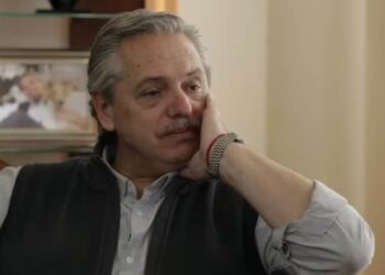 Alberto Fernández en una habitación del Sanatorio Otamendi, durante una internación anterior.