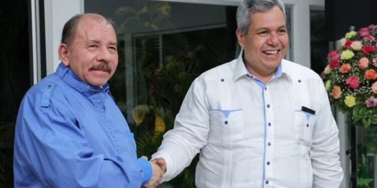 Dante Mossi (derecha) presume de ser uno de los pocos funcionarios que aún tiene acceso al dictador nicaragüense Daniel Ortega. (Foto 19 Digital)