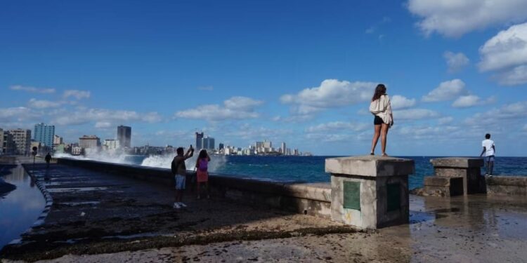 Reuters - El Malecón de La Habana, el 13 de febrero de 2023. Unos 20 Estados de EEUU presentaron una demanda ante un juzgado estadounidense para poner fin al programa de parole humanitario para nacionales de Cuba, Nicaragua, Haití y Venezuela.