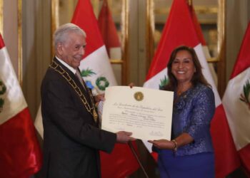 VLC01. LIMA (PERÚ), 08/03/2023.- El escritor hispano-peruano Mario Vargas Llosa, recibe la condecoración del Gran Collar de la Orden del Sol, de manos de la presidenta de Perú, Dina Boluarte (d),  hoy, en el Palacio de Gobierno en Lima (Perú). El Gobierno peruano anunció este miércoles por sorpresa que en las próximas horas condecorará con el Gran Collar de la Orden del Sol, la máxima distinción nacional, al escritor hispano-peruano Mario Vargas Llosa, un mes después de su incorporación a la Academia Francesa. EFE/ Paolo Aguilar