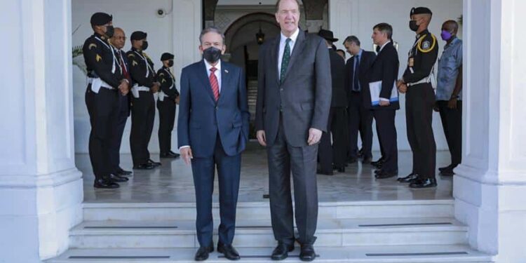 Fotografía cedida por la Presidencia de Panamá del Presidente de Panamá, Laurentino Cortizo (izq), recibe al presidente del Grupo Banco Mundial (GBM), David Malpass (der), hoy en la presidencia de la república de Ciudad de Panamá (Panamá). El presidente del Banco Mundial (BM), David Malpass, tildó de "urgente mejorar" una educación golpeada por la pandemia en un mundo que se enfrenta al reto "gigante del cambio climático", desafíos en materia de competitividad, y un alza de tasas y de deuda en muchos casos "insostenible". EFE/ Presidencia De Panamá