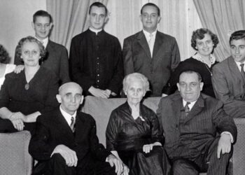 La familia Bergoglio, ya con Jorge convertido en sacerdote. De izquierda a derecha, arriba: la hermana del Papa, María Elena, la madre, Regina Sivori, el hermano Alberto, Jorge Bergoglio, su hermano Óscar, su hermana Marta y el hermanastro del Papa, Enrique Narvaja. Sentados de izquierda a derecha: el abuelo Giovanni Bergoglio, la abuela María y el padre del Papa, Mario (AFP/Familia Bergoglio)