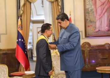 Nicolás Maduro y el Embajador de Vietnam, en Venezuela, Le Viet Duyen. Foto @PresidencialVen