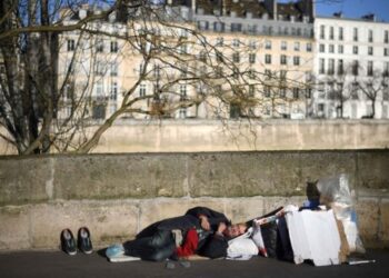 Personas que viven en las calles de Francia. Foto de archivo.