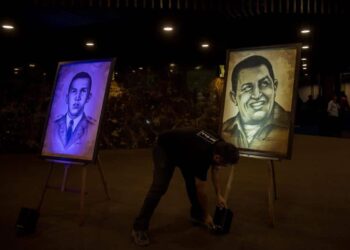 Pinturas alusivas al fallecido presidente venezolano Hugo Chávez, son vistas en el teatro Teresa Carreño,, hoy en Caracas (Venezuela). Dirigentes del oficialista Partido Socialista Unido de Venezuela (PSUV) arrancaron este viernes con diversas actividades en distintos estados del país para conmemorar los 10 años de la muerte del presidente Hugo Chávez (1999-2013), que se cumplen el domingo, 5 de marzo. EFE/ MIGUEL GUTIERREZ