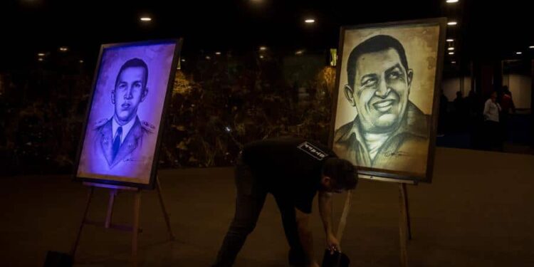 Pinturas alusivas al fallecido presidente venezolano Hugo Chávez, son vistas en el teatro Teresa Carreño,, hoy en Caracas (Venezuela). Dirigentes del oficialista Partido Socialista Unido de Venezuela (PSUV) arrancaron este viernes con diversas actividades en distintos estados del país para conmemorar los 10 años de la muerte del presidente Hugo Chávez (1999-2013), que se cumplen el domingo, 5 de marzo. EFE/ MIGUEL GUTIERREZ