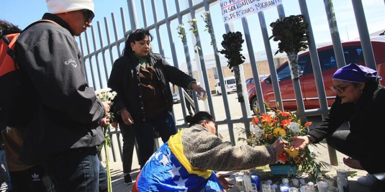 Un grupo de migrantes y familiares de personas fallecidas por un incendio en un albergue protestan, frente al Instituto Nacional de Migración (INM), hoy en Ciudad Juárez, en el estado de Chihuahua (México). "Esto se pudo haber evitado", aseguró este martes un migrante venezolano a EFE, por lo que exigió "protección" a las autoridades tras el incendio que provocó la muerte de 39 migrantes en una estación fronteriza de Ciudad Juárez, en el norte México. EFE/Luis Torres