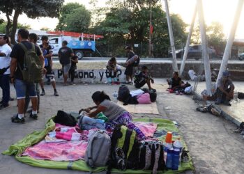 MEX8020. HUIXTLA (MÉXICO), 01/03/2023.- Personas migrantes de diversas nacionalidades permanecen en un espacio deportivo hoy, en el municipio de Huixta, estado de Chiapas (México). La primera caravana de 2023, que partió desde Tapachula con unos 1.000 migrantes, se detuvo este miércoles en la localidad de Huixtla, en Chiapas, sur de México, ante un temor por la inseguridad en el país. EFE/ Juan Manuel Blanco