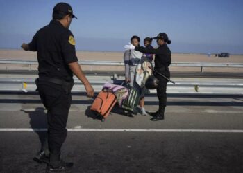 Un migrante venezolano y un niño son detenidos por la policía en Tacna, Perú, el viernes 28 de abril de 2023. (AP FotoMartín Mejía)(Martín Mejía  Associated Press)