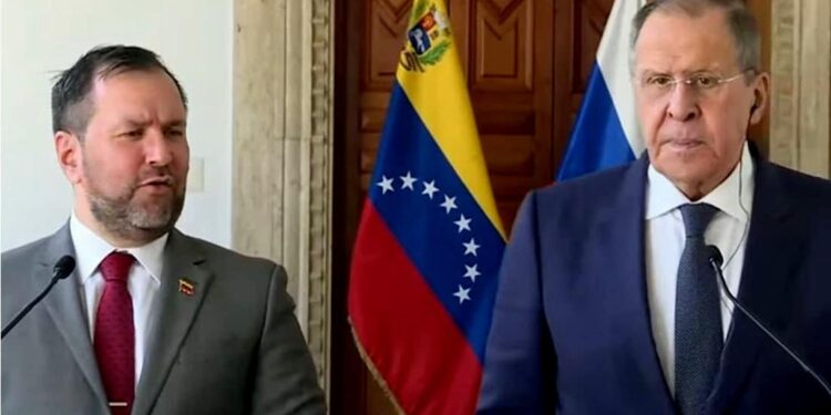 El canciller de Maduro Yván Gil y el ministro de Asuntos Exteriores de Rusia, Serguéi Lavrov. Foto captura de video.