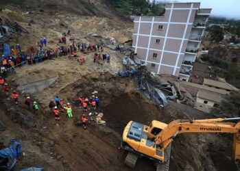 AME6858. ALAUSÍ (ECUADOR), 28/03/2023.- Pobladores y rescatistas buscan a víctimas de un alud hoy, en Alausí (Ecuador). De momento se han confirmado siete muertos por el deslizamiento de tierra mientras que el número de desaparecidos asciende a 64, según el último reporte de la Secretaría Nacional de Riesgos, que en un inicio reportó erróneamente dieciséis víctimas mortales. EFE/ José Jácome