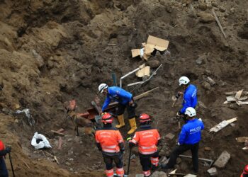 AME6858. ALAUSÍ (ECUADOR), 28/03/2023.- Rescatistas buscan hoy a las víctimas del alud, en Alausí (Ecuador). De momento se han confirmado siete muertos por el deslizamiento de tierra mientras que el número de desaparecidos asciende a 64, según el último reporte de la Secretaría Nacional de Riesgos, que en un inicio reportó erróneamente dieciséis víctimas mortales. EFE/ José Jácome