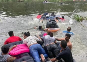 Cientos de migrantes se lanzaron al río Bravo pese a aviso de agentes mexicanos