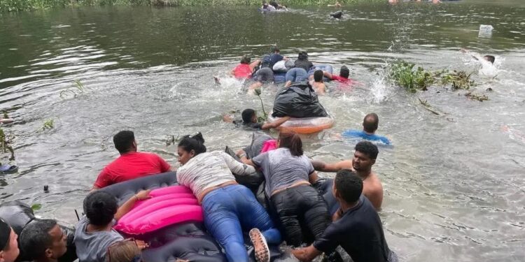 Cientos de migrantes se lanzaron al río Bravo pese a aviso de agentes mexicanos