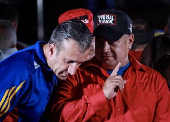 CAR56. CARACAS (VENEZUELA), 30/07/2017.- El vicepresidente de Venezuela, Tareck El Aissami (i), y el primer vicepresidente del gobernante Partido Socialista Unido de Venezuela (PSUV), Diosdado Cabello (d), asisten a un acto tras las elecciones hoy, domingo 30 de julio de 2017, en la Plaza Bolívar de Caracas (Venezuela). El presidente venezolano, Nicolás Maduro, advirtió hoy de medidas contra el Parlamento, la Fiscalía, los líderes de la oposición y los medios privados en su primera intervención tras la elección este domingo de la Asamblea Nacional Constituyente (ANC) que él ha impulsado. EFE/Nathalie Sayago