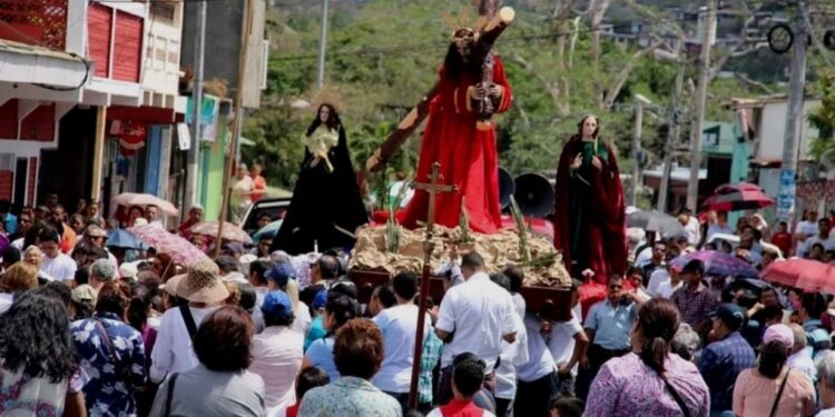 Los tradicionales viacrucis de Semana Santa están prohibidos en Nicaragua por razones de seguridad, según ha notificado la Policía a los sacerdotes. Foto archivo La Prensa