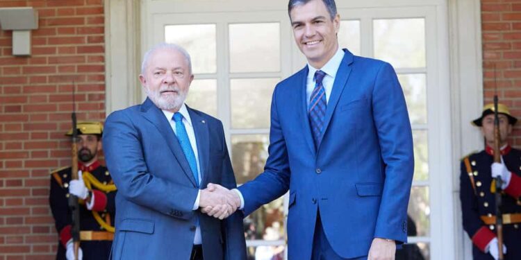 El presidente del Gobierno, Pedro Sánchez (d), recibe al presidente de Brasil, Lula da Silva (i), a su llegada al Palacio de La Moncloa, durante su viaje oficial a España, a 26 de abril de 2023, en Madrid (España).  Durante su encuentro, Sánchez y su homólogo brasileño firman cuatro acuerdos en áreas como Universidades, Trabajo, Ciencia y Seguridad Social. También, discutirán varios temas relacionados con la Presidencia española de la UE durante el segundo semestre del año. En la jornada de hoy, Lula da Silva se reúne también con el Rey Felipe VI y asistirá a una cena en el Palacio Real. Este es el primer viaje a Europa desde que fue elegido de nuevo presidente de Brasil.  26 ABRIL 2023;BRASIL;PRESIDENTE;RECIBIMIENTO;MONCLOA  Jesús Hellín   / Europa Press  26/04/2023