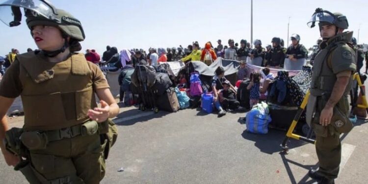 Migrantes venezolanos varados en la frontera entre Chile y Perú. Foto agencias.