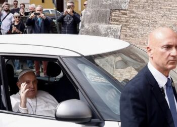 Francisco fue llevado sentado sobre un vehículo descapotable, el “papamóvil”, hasta el centro de la plaza, a los pies del obelisco, para bendecir los ramos de los fieles y miembros de la Curia Romana que habían procesionado por el lugar unos instantes antes.