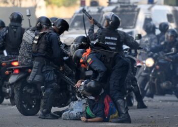 An anti-government protester is detained by security forces during clashes with security forces in Caracas on the commemoration of May Day on May 1, 2019, after a day of violent clashes on the streets of the capital spurred by Venezuela's opposition leader Juan Guaido's call on the military to rise up against President Nicolas Maduro. - Guaido called for a massive May Day protest to increase the pressure on Venezuelan President Nicolas Maduro. (Photo by Federico PARRA / AFP)