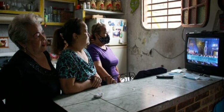 Mujeres venezolanas, observan la televisión en un barrio de Caracas.
NURPHOTO (NURPHOTO VIA GETTY IMAGES)