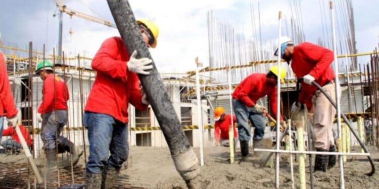 Trabajadores de la construccion. Foto de archivo.