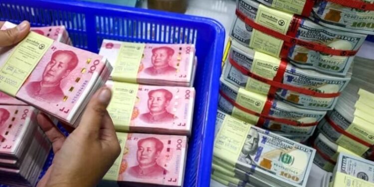Yuanes y dólares (Reuters). Foto de archivo.