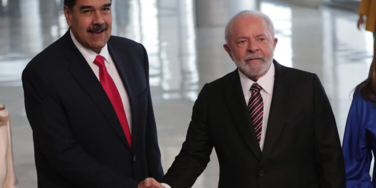 AME2682. BRASILIA (BRASIL), 29/05/2023.- El presidente de Brasil, Luiz Inácio Lula da Silva, estrecha la mano de su homólogo venezolano, Nicolás Maduro, hoy, en el Palacio do Planalto, en Brasilia (Brasil). Maduro se encuentra en una visita oficial para participar en una cumbre convocada por Lula da Silva en la cual se reunirán 10 presidentes de países sudamericanos y un representante del gobierno peruano. EFE/ André Coelho